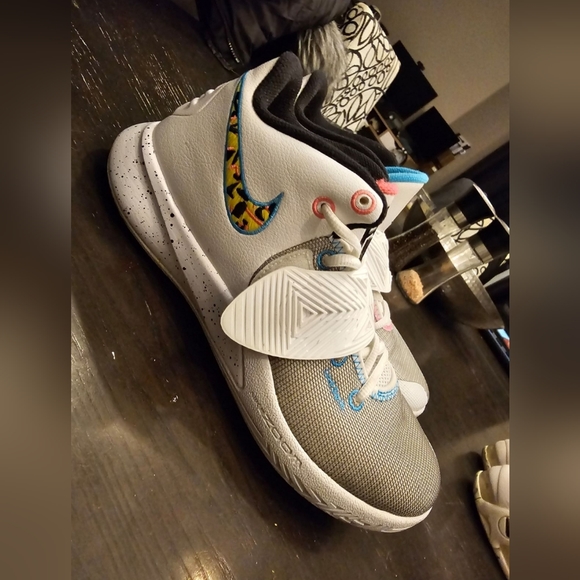 NIKE KYRIE - Picture 1 of 6